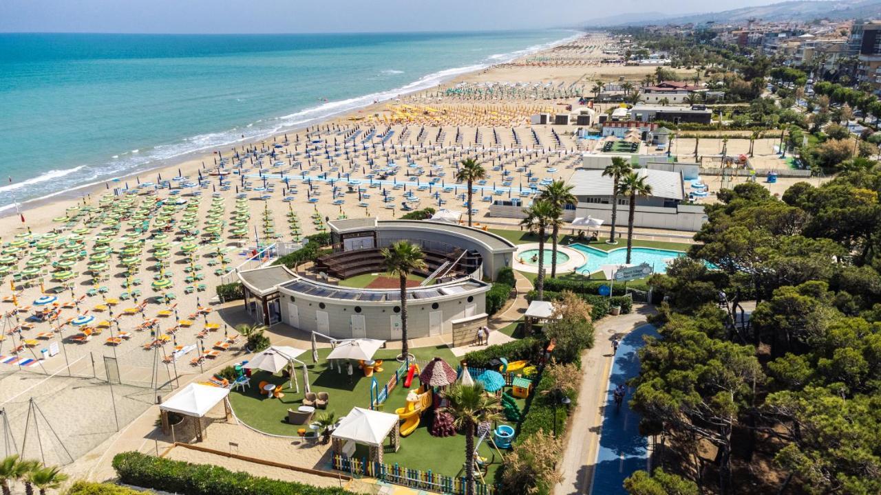 Hotel Astor Alba Adriatica Exterior foto